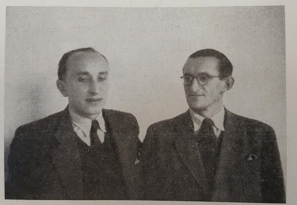 L. Tomší a P. J. Žur (zleva). Ze světa varhan. Hudební nástroje, roč. 7, 1970, č. 5, s. 153–154.